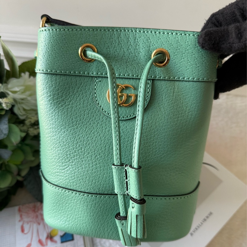 Ophidia 金色標誌水桶斜背包(Mini)(薄荷綠)-1