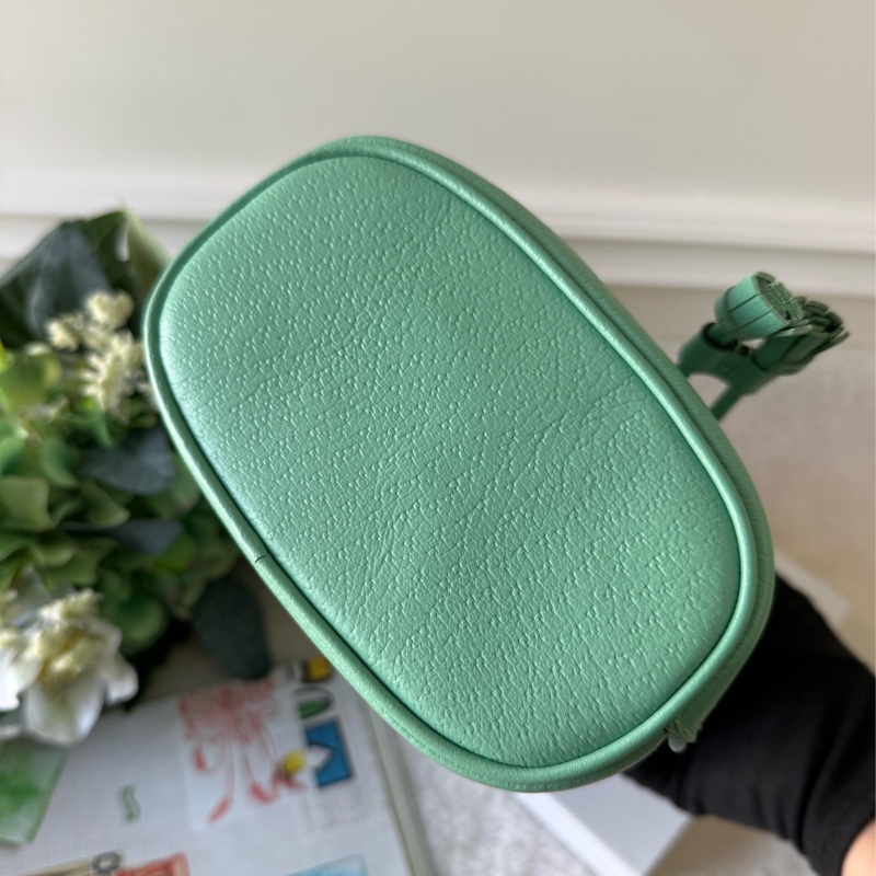 Ophidia 金色標誌水桶斜背包(Mini)(薄荷綠)-5