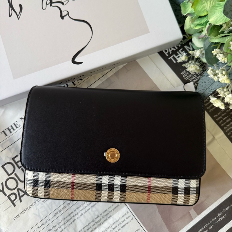 Penny 格紋帆布拼小牛皮翻蓋斜背包(經典米色/黑色)-0