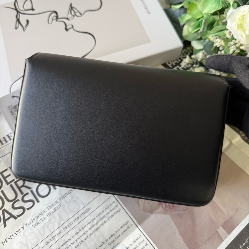 Penny 格紋帆布拼小牛皮翻蓋斜背包(經典米色/黑色)-2