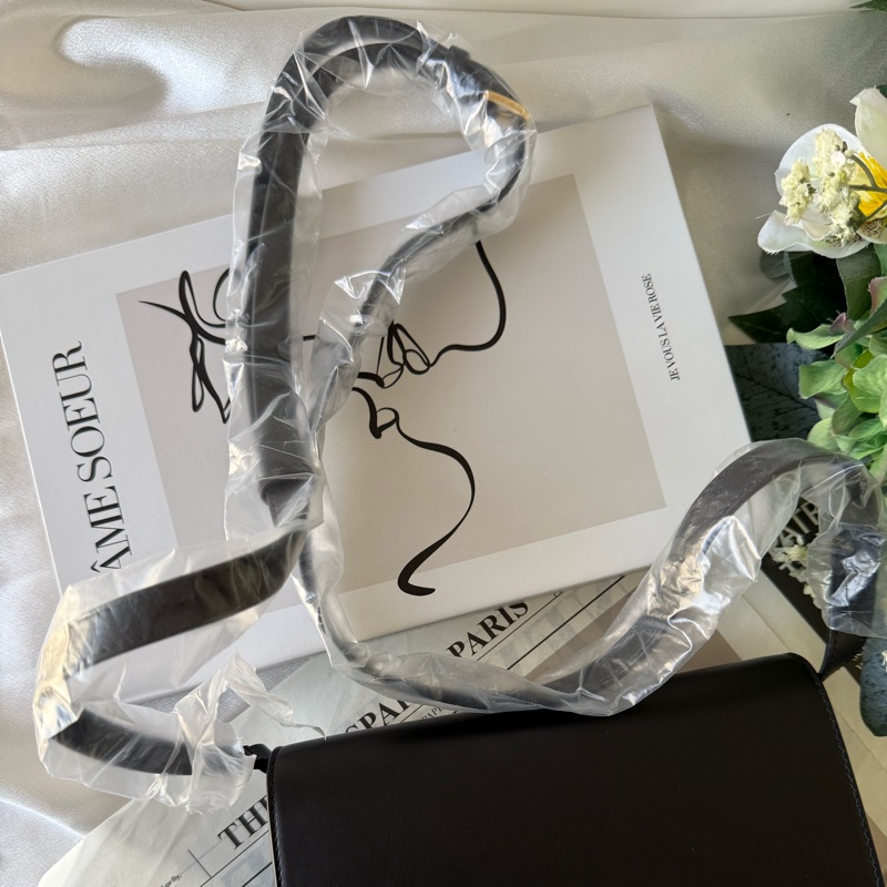 Penny 格紋帆布拼小牛皮翻蓋斜背包(經典米色/黑色)-7