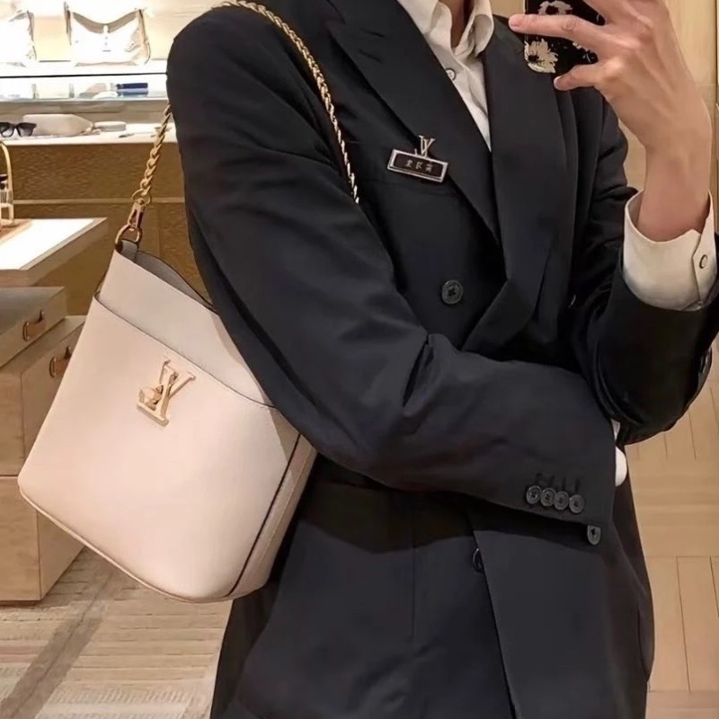 LV 白色金扣Lockandwalk 手提肩背水桶包芯片款20*20*11 9新 配件塵袋-0