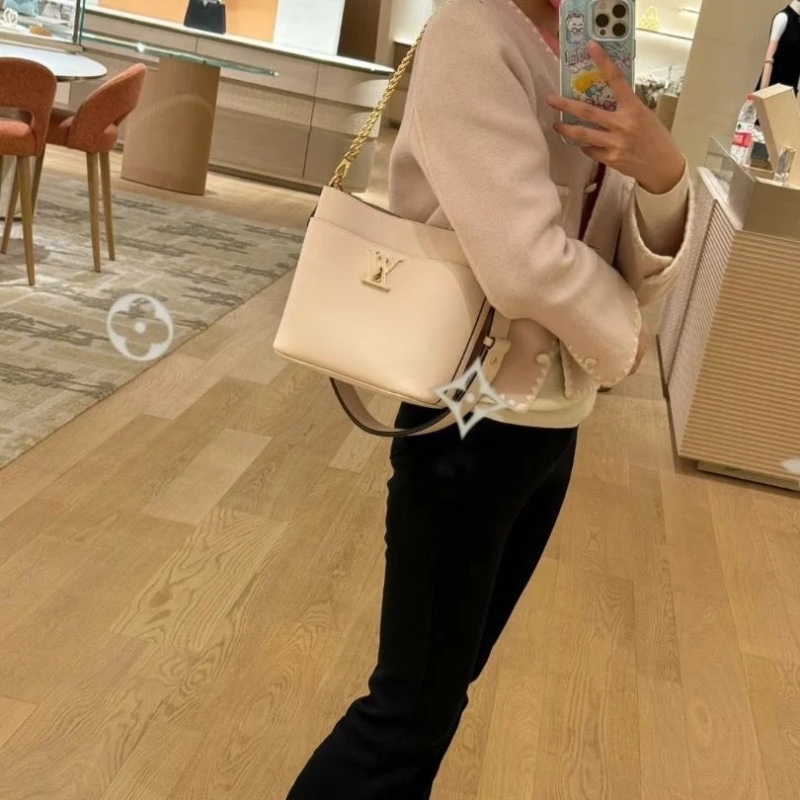 LV 白色金扣Lockandwalk 手提肩背水桶包芯片款20*20*11 9新 配件塵袋-1