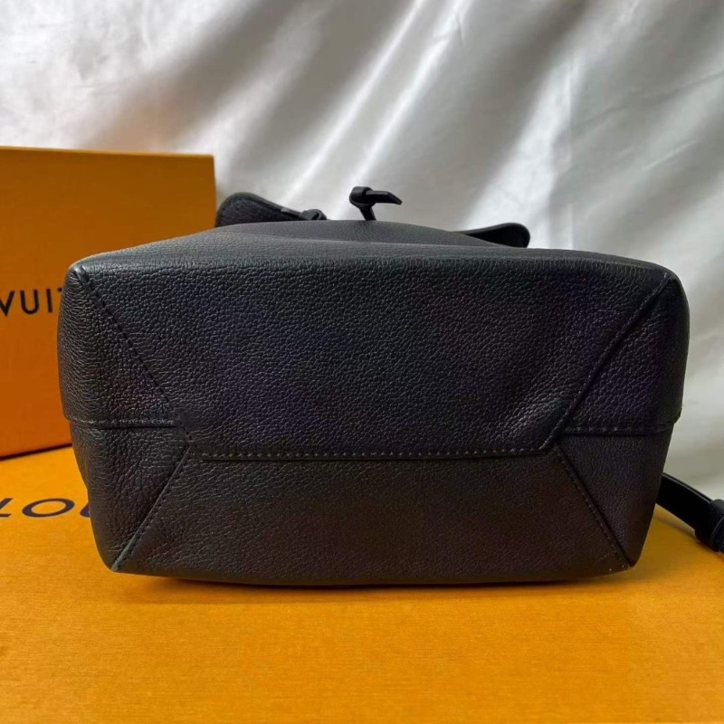 LV lockme黑色全皮銀扣後背包22x30  9新. 配件塵袋-8
