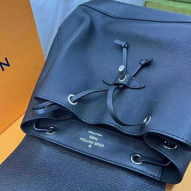 LV lockme黑色全皮銀扣後背包22x30  9新. 配件塵袋-9
