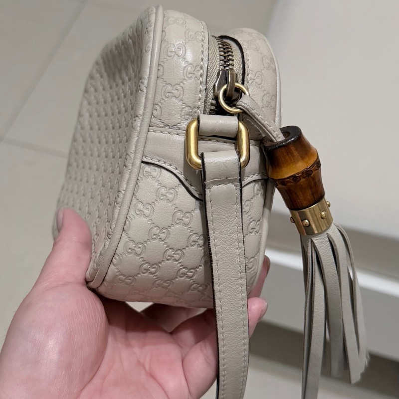 Gucci古馳 灰白色經典Logo雙G老花Microguccissima Disco 竹節流蘇相機包 斜背包-3