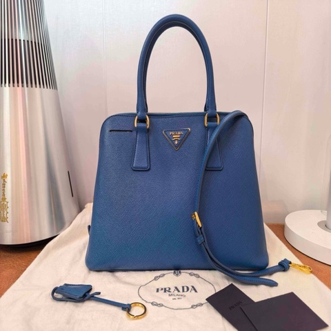 Prada 經典藍色貝殼包，收藏品極好成色