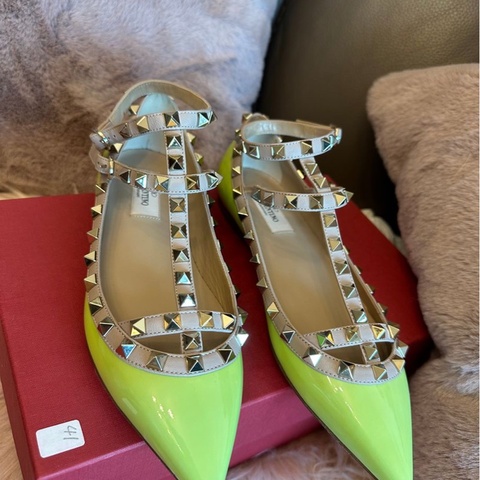 華倫天奴 經典Rockstud 鉚釘平底鞋 V家鉚釘鞋 Valentino ballet flats in neon green and beige patent leather with Rockstud ankle strap Size 36.5