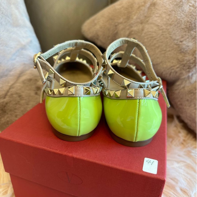 華倫天奴 經典Rockstud 鉚釘平底鞋 V家鉚釘鞋 Valentino ballet flats in neon green and beige patent leather with Rockstud ankle strap Size 36.5-4