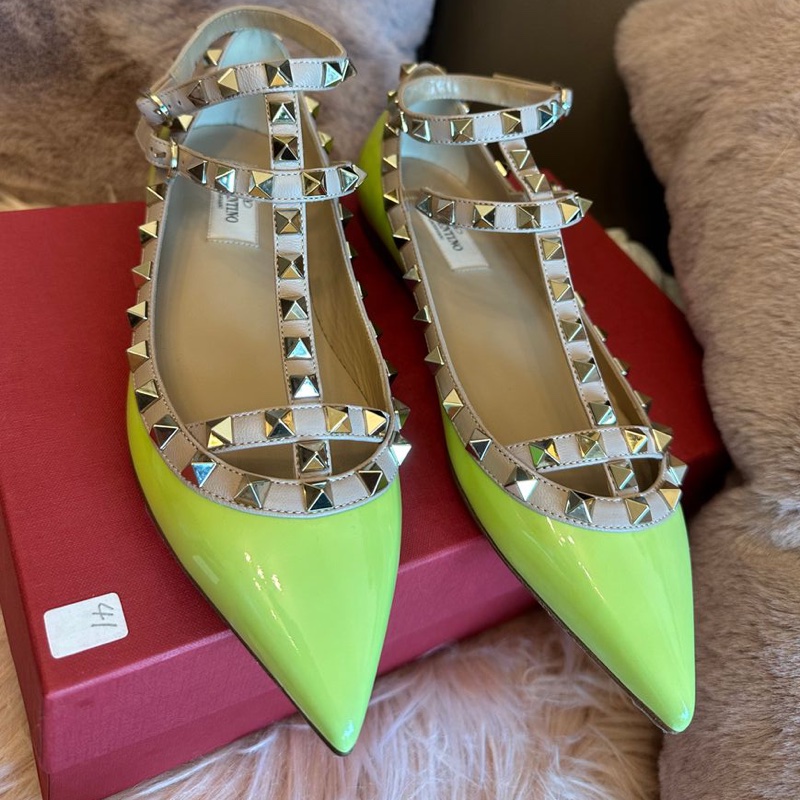 華倫天奴 經典Rockstud 鉚釘平底鞋 V家鉚釘鞋 Valentino ballet flats in neon green and beige patent leather with Rockstud ankle strap Size 36.5-5