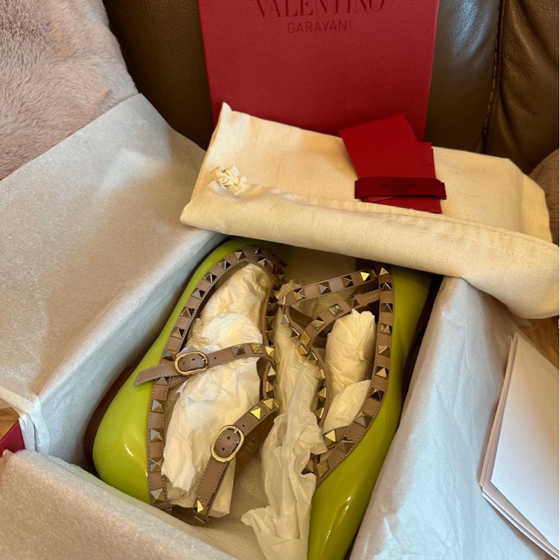 華倫天奴 經典Rockstud 鉚釘平底鞋 V家鉚釘鞋 Valentino ballet flats in neon green and beige patent leather with Rockstud ankle strap Size 36.5-6