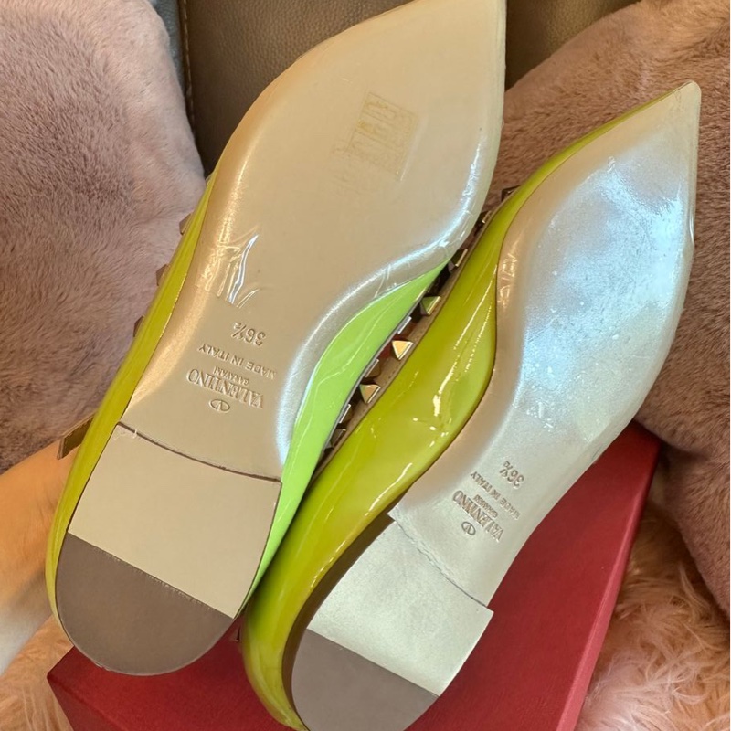 華倫天奴 經典Rockstud 鉚釘平底鞋 V家鉚釘鞋 Valentino ballet flats in neon green and beige patent leather with Rockstud ankle strap Size 36.5-7