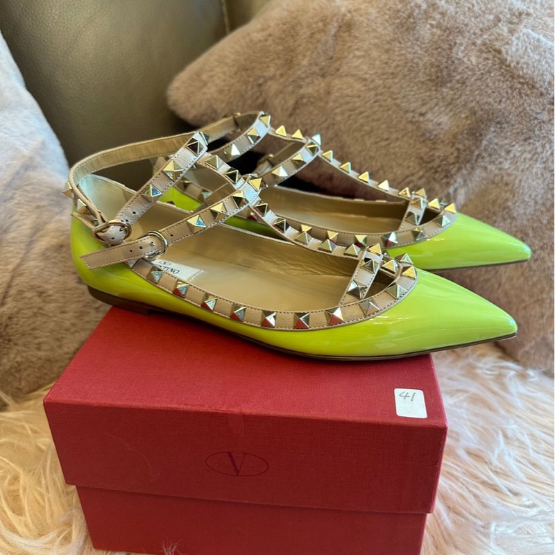 華倫天奴 經典Rockstud 鉚釘平底鞋 V家鉚釘鞋 Valentino ballet flats in neon green and beige patent leather with Rockstud ankle strap Size 36.5-8