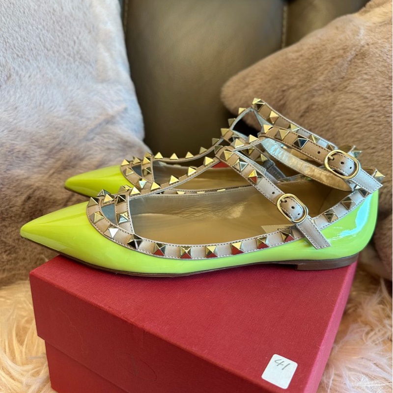 華倫天奴 經典Rockstud 鉚釘平底鞋 V家鉚釘鞋 Valentino ballet flats in neon green and beige patent leather with Rockstud ankle strap Size 36.5-10