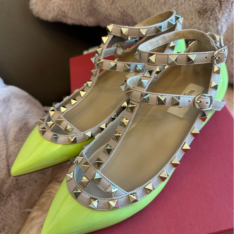 華倫天奴 經典Rockstud 鉚釘平底鞋 V家鉚釘鞋 Valentino ballet flats in neon green and beige patent leather with Rockstud ankle strap Size 36.5-11