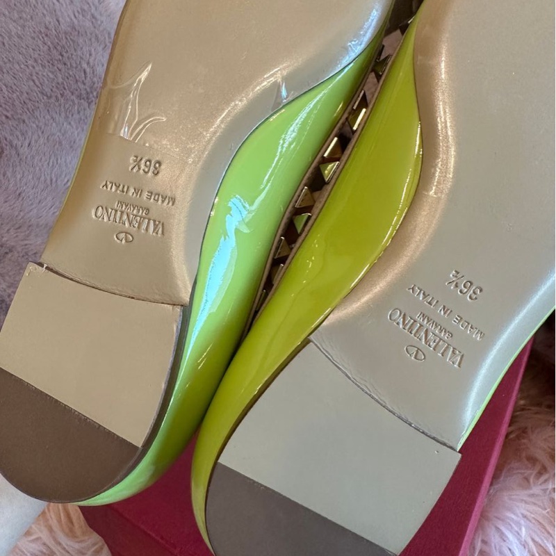 華倫天奴 經典Rockstud 鉚釘平底鞋 V家鉚釘鞋 Valentino ballet flats in neon green and beige patent leather with Rockstud ankle strap Size 36.5-12