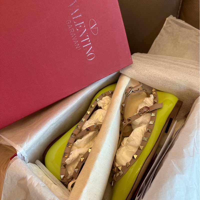 華倫天奴 經典Rockstud 鉚釘平底鞋 V家鉚釘鞋 Valentino ballet flats in neon green and beige patent leather with Rockstud ankle strap Size 36.5-13