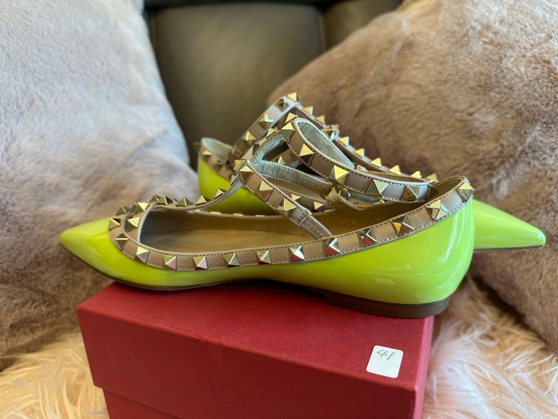 華倫天奴 經典Rockstud 鉚釘平底鞋 V家鉚釘鞋 Valentino ballet flats in neon green and beige patent leather with Rockstud ankle strap Size 36.5-14