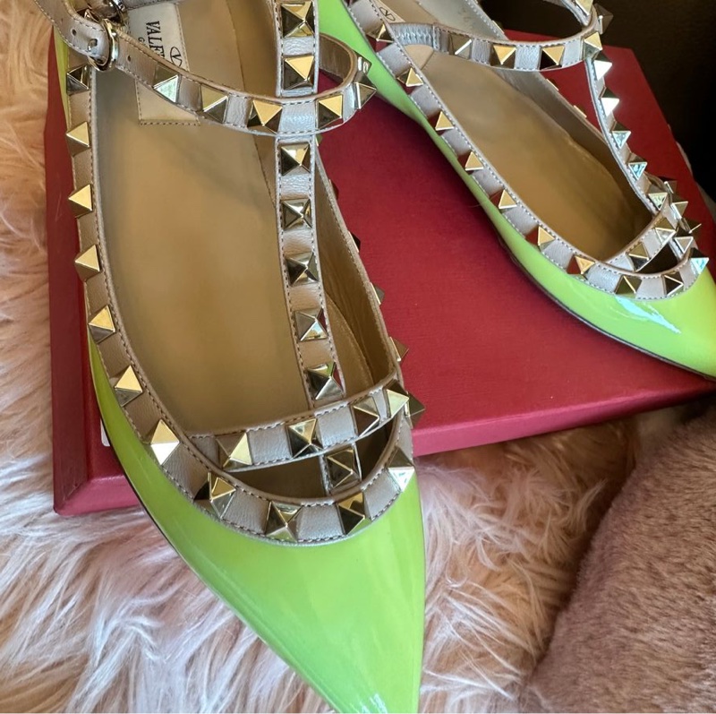 華倫天奴 經典Rockstud 鉚釘平底鞋 V家鉚釘鞋 Valentino ballet flats in neon green and beige patent leather with Rockstud ankle strap Size 36.5-15