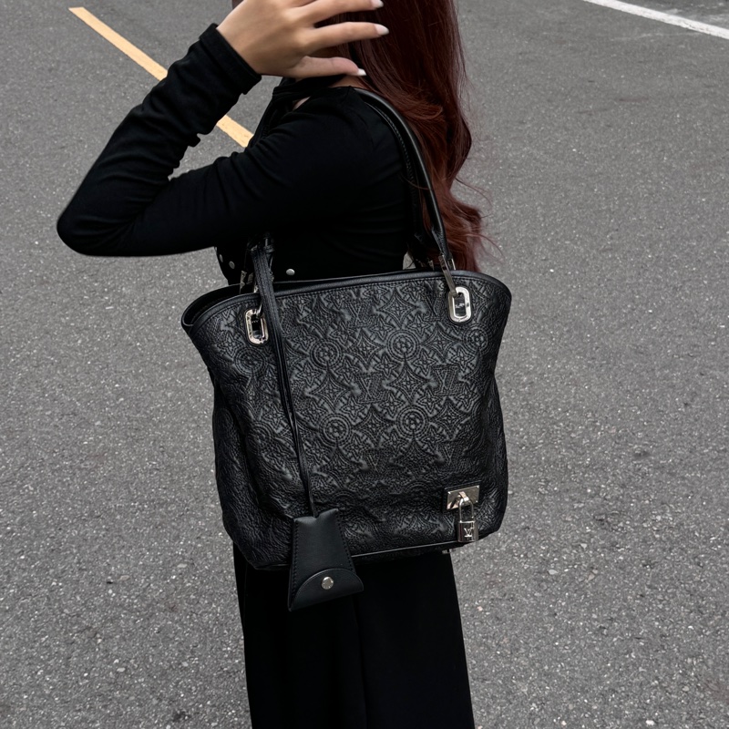 【極新🎁 全平台唯一】 LV Antheia 限量發售 羊皮肩背包 （專櫃163,000）-1