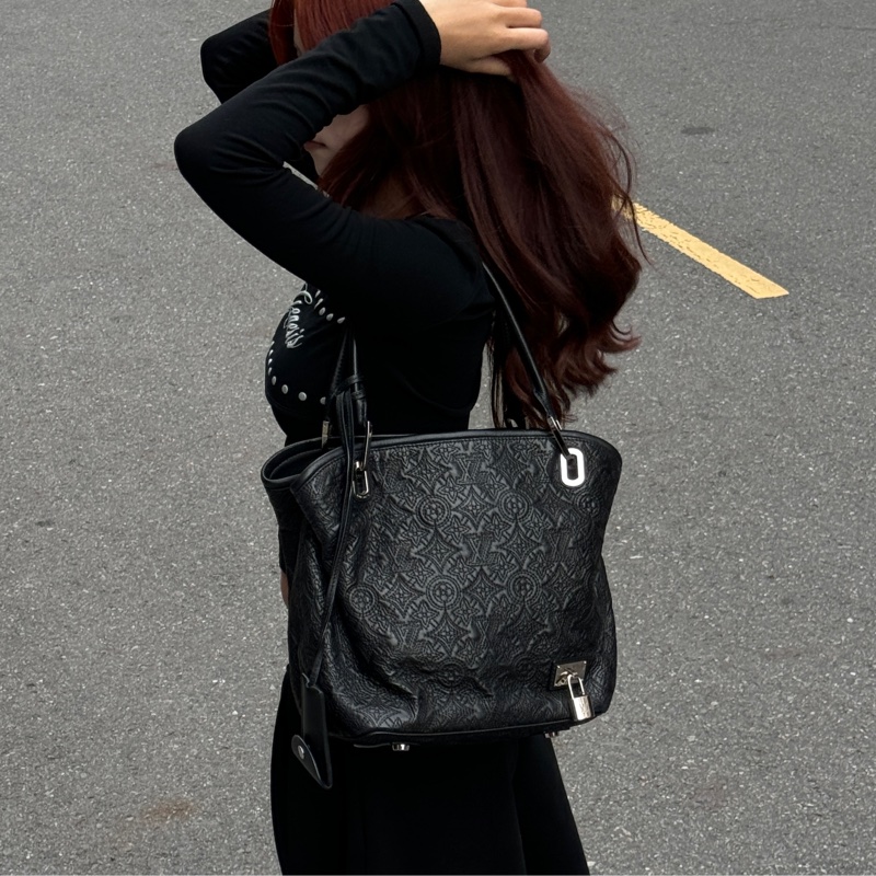 【極新🎁 全平台唯一】 LV Antheia 限量發售 羊皮肩背包 （專櫃163,000）-4