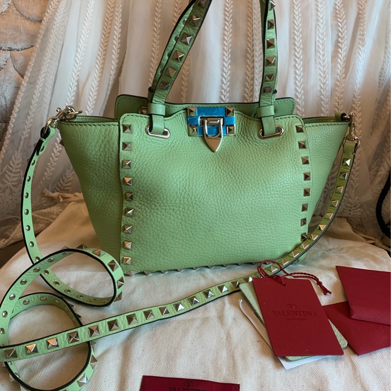華倫天奴 經典 鉚釘 手提包 牛油果色 包包 閒置 迷你 斜挎包 可拆 皮革肩帶  肩背包 斜挎包  托特包 valentino rockstud avocado bag with original strap 牛油果-0