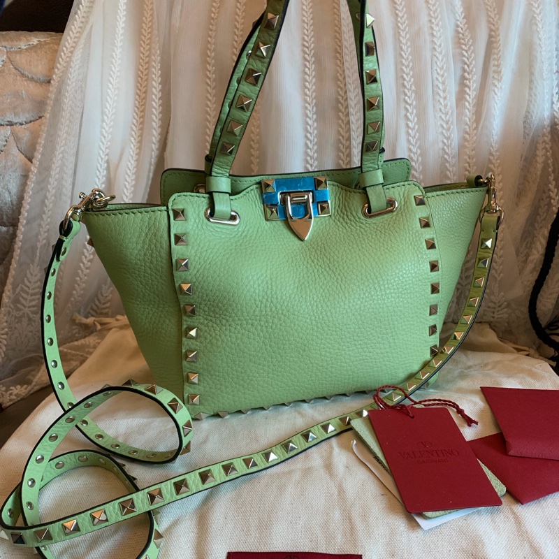 華倫天奴 經典 鉚釘 手提包 牛油果色 包包 閒置 迷你 斜挎包 可拆 皮革肩帶  肩背包 斜挎包  托特包 valentino rockstud avocado bag with original strap 牛油果-1