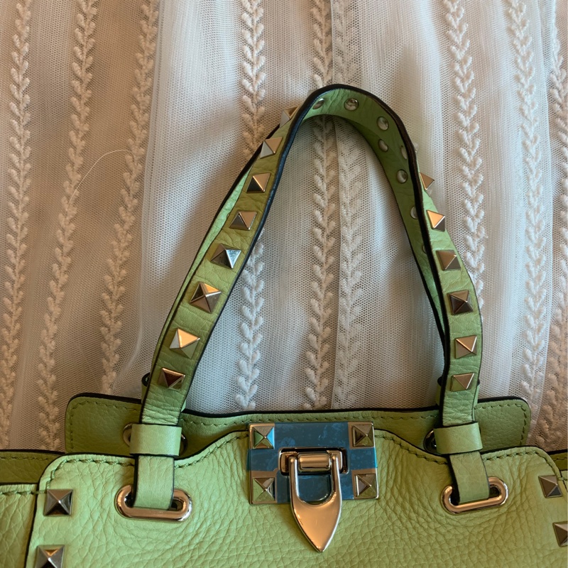 華倫天奴 經典 鉚釘 手提包 牛油果色 包包 閒置 迷你 斜挎包 可拆 皮革肩帶  肩背包 斜挎包  托特包 valentino rockstud avocado bag with original strap 牛油果-2
