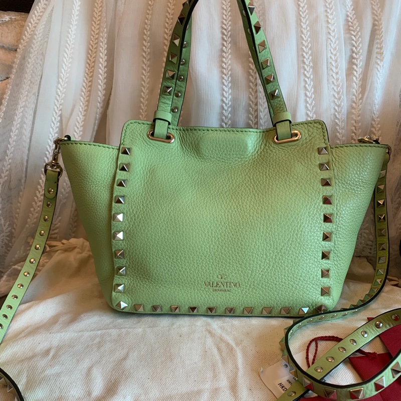 華倫天奴 經典 鉚釘 手提包 牛油果色 包包 閒置 迷你 斜挎包 可拆 皮革肩帶  肩背包 斜挎包  托特包 valentino rockstud avocado bag with original strap 牛油果-4