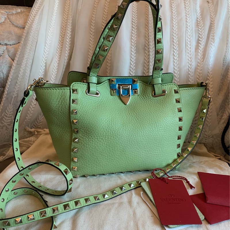 華倫天奴 經典 鉚釘 手提包 牛油果色 包包 閒置 迷你 斜挎包 可拆 皮革肩帶  肩背包 斜挎包  托特包 valentino rockstud avocado bag with original strap 牛油果-5