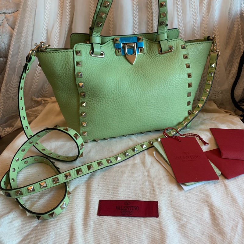 華倫天奴 經典 鉚釘 手提包 牛油果色 包包 閒置 迷你 斜挎包 可拆 皮革肩帶  肩背包 斜挎包  托特包 valentino rockstud avocado bag with original strap 牛油果-6