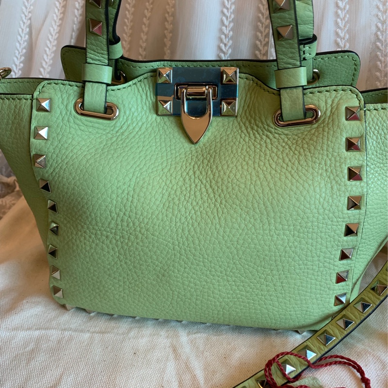 華倫天奴 經典 鉚釘 手提包 牛油果色 包包 閒置 迷你 斜挎包 可拆 皮革肩帶  肩背包 斜挎包  托特包 valentino rockstud avocado bag with original strap 牛油果-7