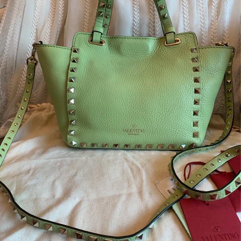 華倫天奴 經典 鉚釘 手提包 牛油果色 包包 閒置 迷你 斜挎包 可拆 皮革肩帶  肩背包 斜挎包  托特包 valentino rockstud avocado bag with original strap 牛油果-8