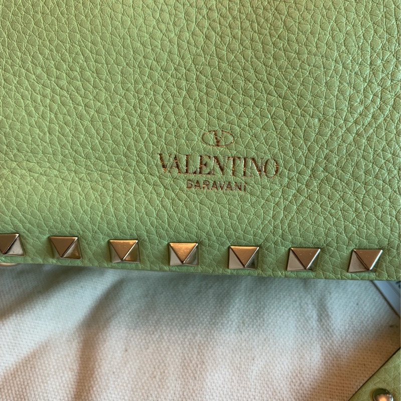 華倫天奴 經典 鉚釘 手提包 牛油果色 包包 閒置 迷你 斜挎包 可拆 皮革肩帶  肩背包 斜挎包  托特包 valentino rockstud avocado bag with original strap 牛油果-9