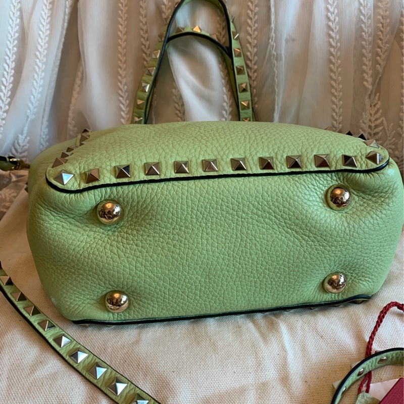 華倫天奴 經典 鉚釘 手提包 牛油果色 包包 閒置 迷你 斜挎包 可拆 皮革肩帶  肩背包 斜挎包  托特包 valentino rockstud avocado bag with original strap 牛油果-11