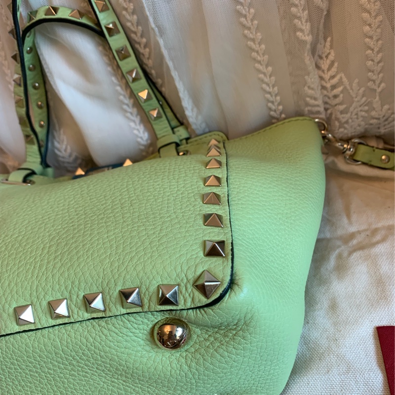 華倫天奴 經典 鉚釘 手提包 牛油果色 包包 閒置 迷你 斜挎包 可拆 皮革肩帶  肩背包 斜挎包  托特包 valentino rockstud avocado bag with original strap 牛油果-12