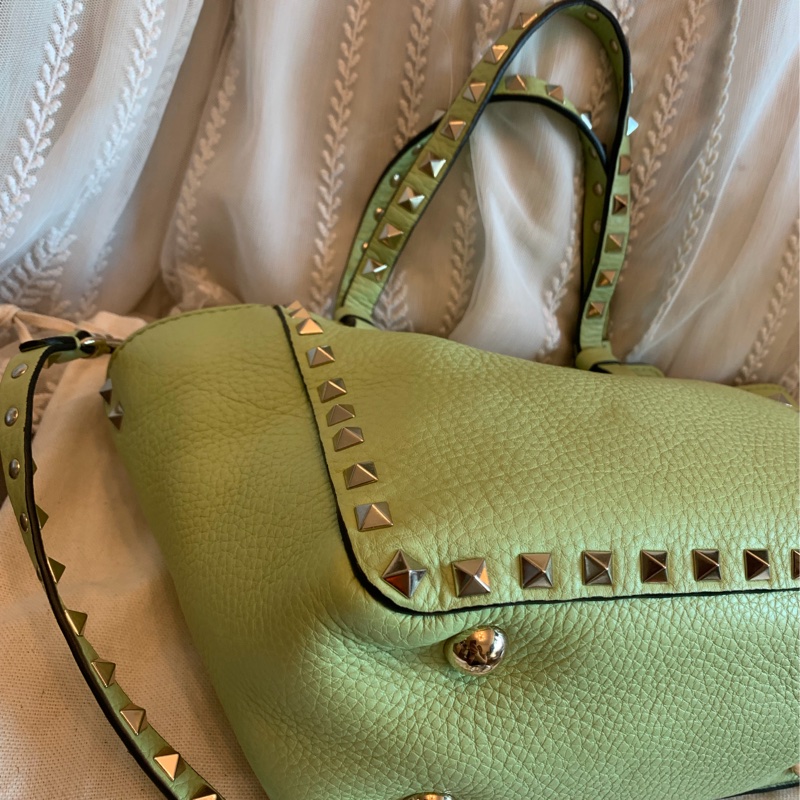 華倫天奴 經典 鉚釘 手提包 牛油果色 包包 閒置 迷你 斜挎包 可拆 皮革肩帶  肩背包 斜挎包  托特包 valentino rockstud avocado bag with original strap 牛油果-13