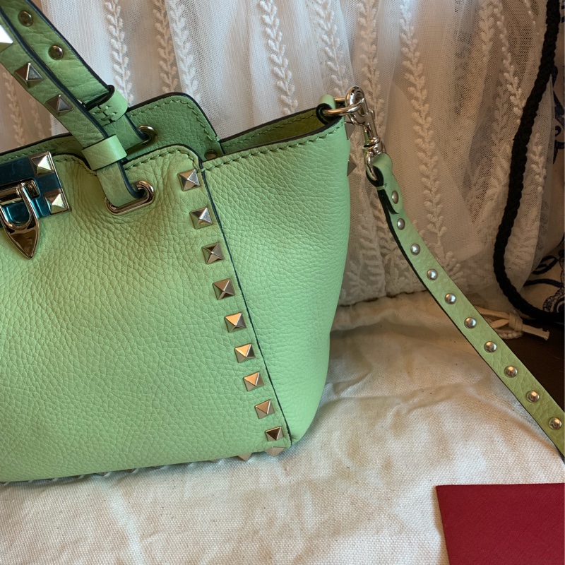 華倫天奴 經典 鉚釘 手提包 牛油果色 包包 閒置 迷你 斜挎包 可拆 皮革肩帶  肩背包 斜挎包  托特包 valentino rockstud avocado bag with original strap 牛油果-14