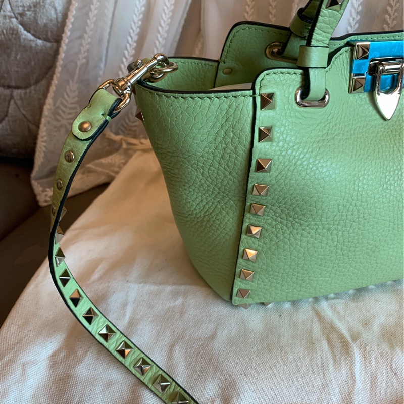 華倫天奴 經典 鉚釘 手提包 牛油果色 包包 閒置 迷你 斜挎包 可拆 皮革肩帶  肩背包 斜挎包  托特包 valentino rockstud avocado bag with original strap 牛油果-15