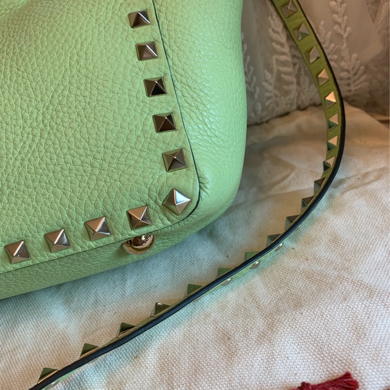 華倫天奴 經典 鉚釘 手提包 牛油果色 包包 閒置 迷你 斜挎包 可拆 皮革肩帶  肩背包 斜挎包  托特包 valentino rockstud avocado bag with original strap 牛油果-16