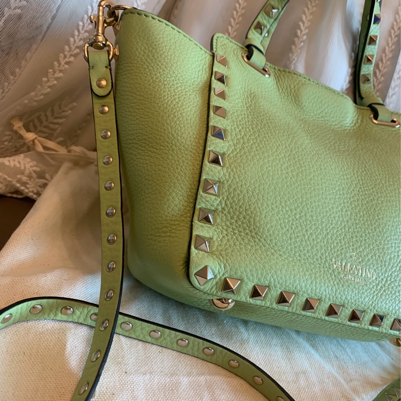華倫天奴 經典 鉚釘 手提包 牛油果色 包包 閒置 迷你 斜挎包 可拆 皮革肩帶  肩背包 斜挎包  托特包 valentino rockstud avocado bag with original strap 牛油果-17