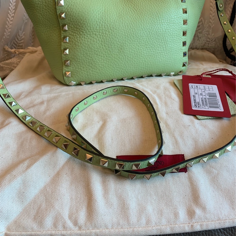 華倫天奴 經典 鉚釘 手提包 牛油果色 包包 閒置 迷你 斜挎包 可拆 皮革肩帶  肩背包 斜挎包  托特包 valentino rockstud avocado bag with original strap 牛油果-18