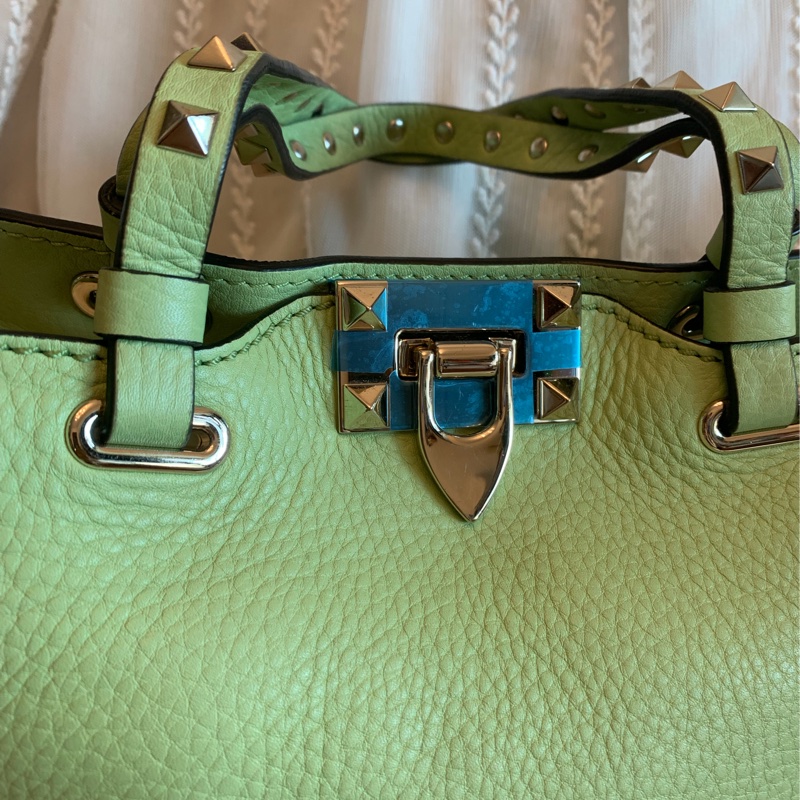 華倫天奴 經典 鉚釘 手提包 牛油果色 包包 閒置 迷你 斜挎包 可拆 皮革肩帶  肩背包 斜挎包  托特包 valentino rockstud avocado bag with original strap 牛油果-21