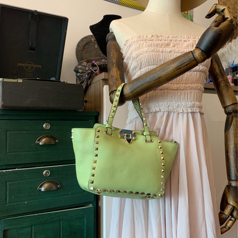 華倫天奴 經典 鉚釘 手提包 牛油果色 包包 閒置 迷你 斜挎包 可拆 皮革肩帶  肩背包 斜挎包  托特包 valentino rockstud avocado bag with original strap 牛油果-22
