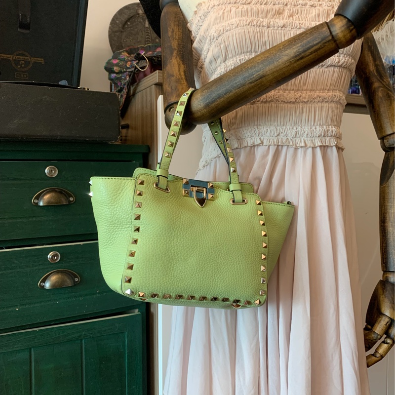 華倫天奴 經典 鉚釘 手提包 牛油果色 包包 閒置 迷你 斜挎包 可拆 皮革肩帶  肩背包 斜挎包  托特包 valentino rockstud avocado bag with original strap 牛油果-23