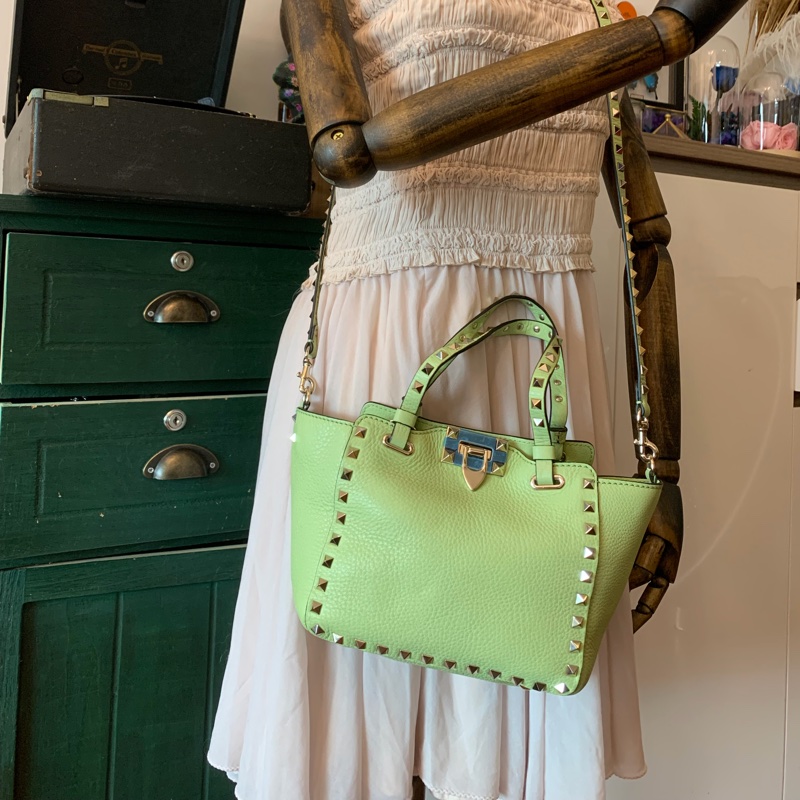 華倫天奴 經典 鉚釘 手提包 牛油果色 包包 閒置 迷你 斜挎包 可拆 皮革肩帶  肩背包 斜挎包  托特包 valentino rockstud avocado bag with original strap 牛油果-24