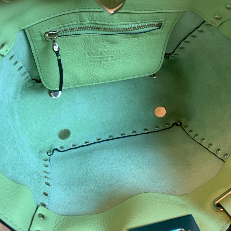 華倫天奴 經典 鉚釘 手提包 牛油果色 包包 閒置 迷你 斜挎包 可拆 皮革肩帶  肩背包 斜挎包  托特包 valentino rockstud avocado bag with original strap 牛油果-25