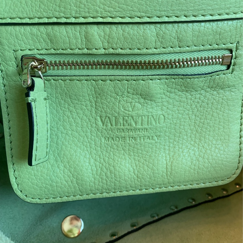 華倫天奴 經典 鉚釘 手提包 牛油果色 包包 閒置 迷你 斜挎包 可拆 皮革肩帶  肩背包 斜挎包  托特包 valentino rockstud avocado bag with original strap 牛油果-26