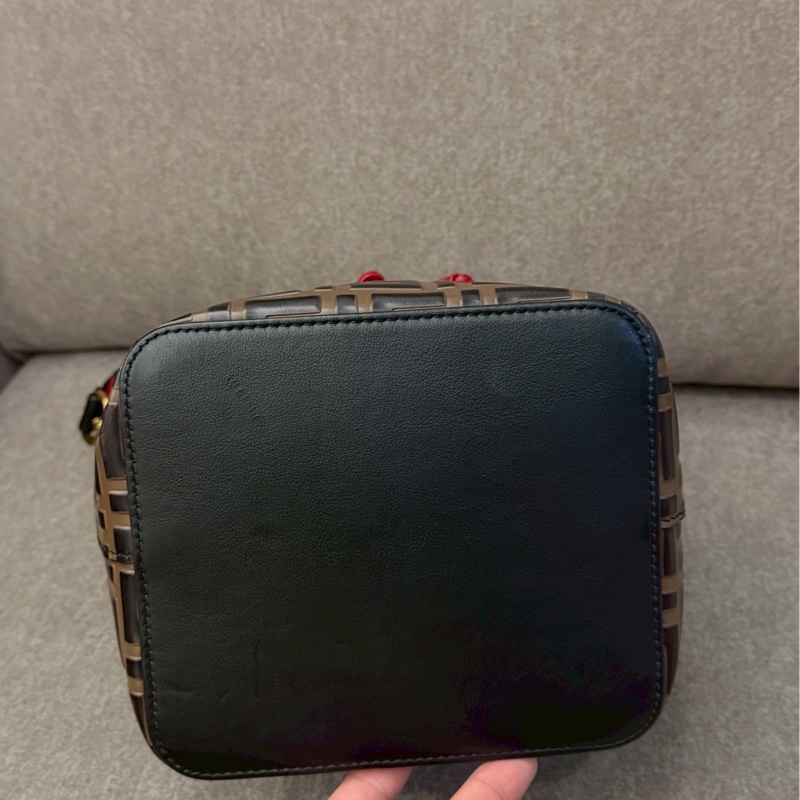 FENDI老花水桶包-4