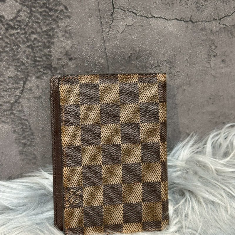 💎Han's house精品服飾💎Louis Vuitton LV N60189 經典Damier帆布棋盤格印花護照夾-0